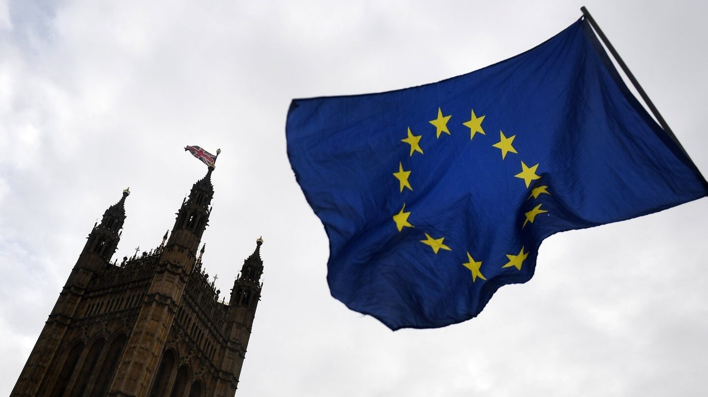 Una bandera de la UE ondea junto al Parlamento británico.