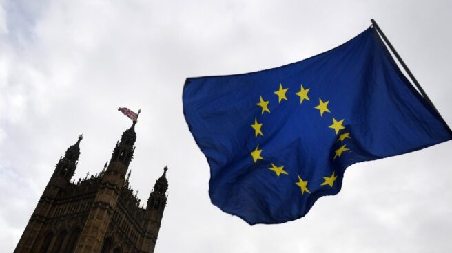 Una bandera de la UE ondea junto al Parlamento británico.