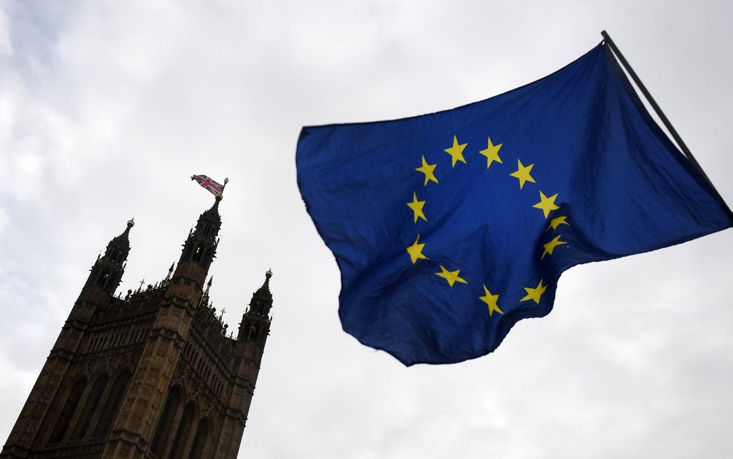 Una bandera de la UE ondea junto al Parlamento británico.