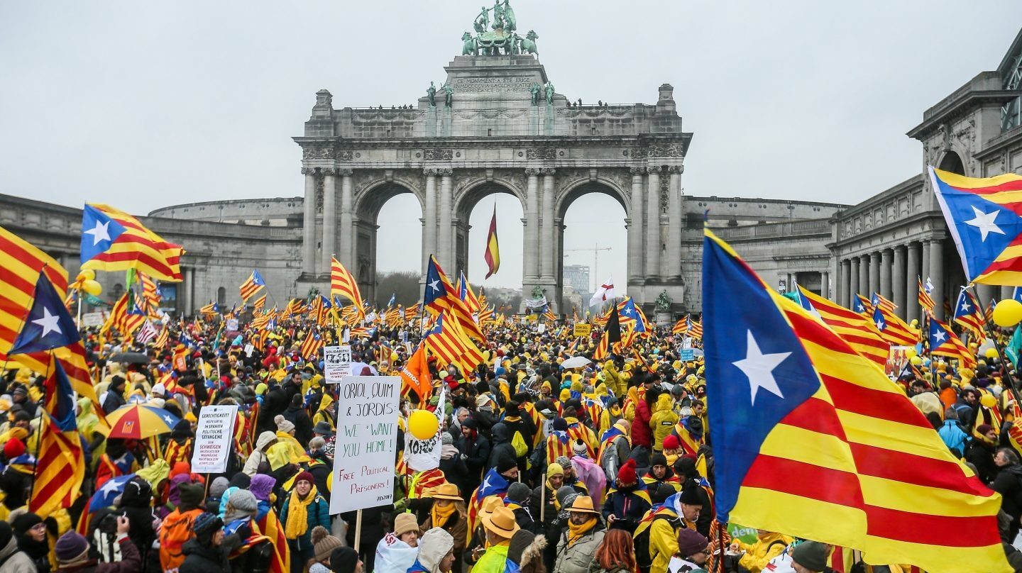 Manifestantes independentistas en el Parque del Cincuentenario de Bruselas.