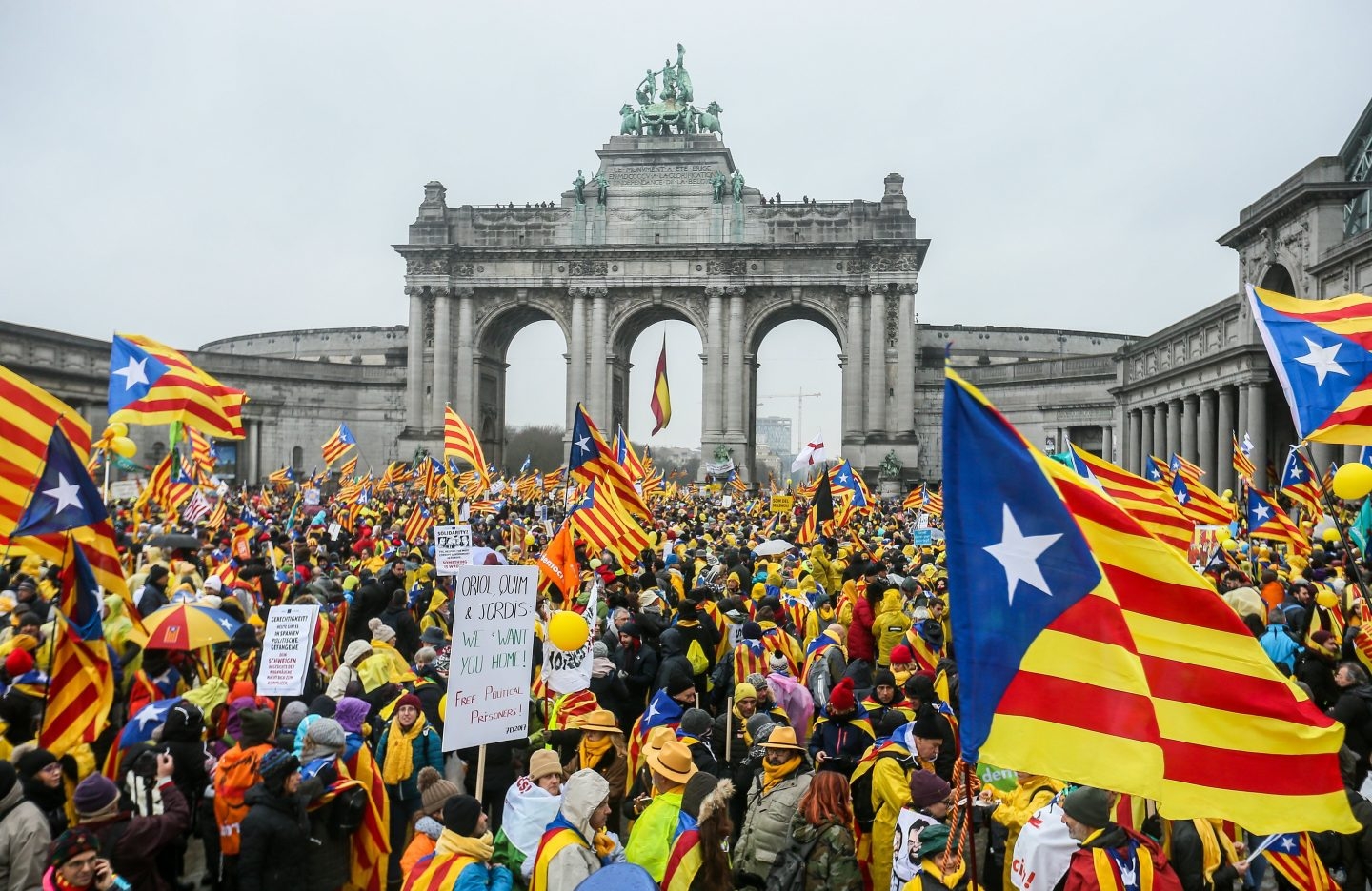 Manifestantes independentistas en el Parque del Cincuentenario de Bruselas.