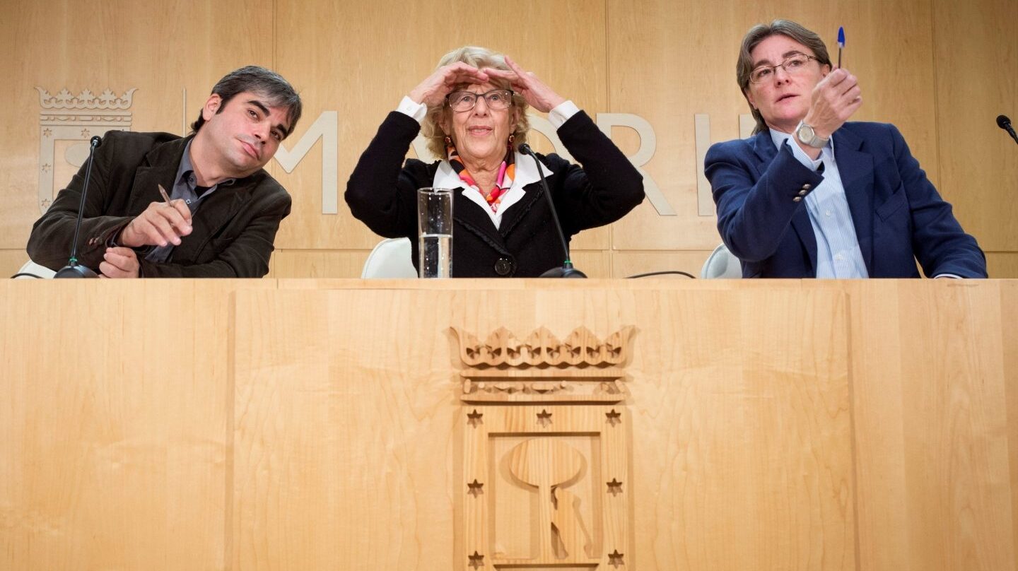 Carmena, entre García Castaño e Higueras, en el Ayuntamiento.