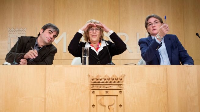 Carmena, entre García Castaño e Higueras, en el Ayuntamiento. Carmena, entre García Castaño e Higueras, en el Ayuntamiento.
