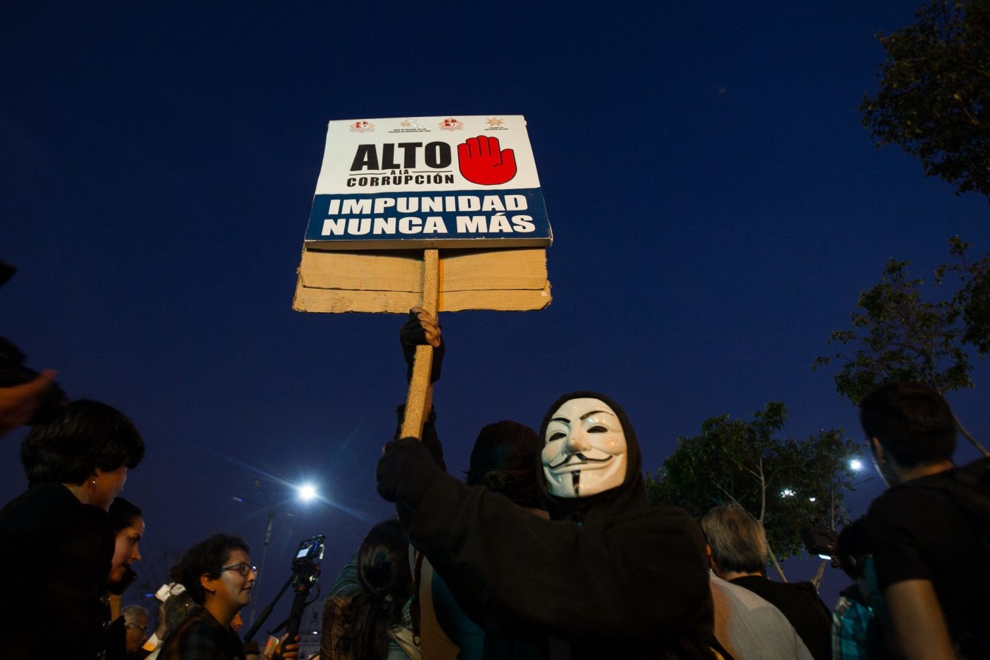 Un manifestante muestra su cartel contra la corrupción en Lima.