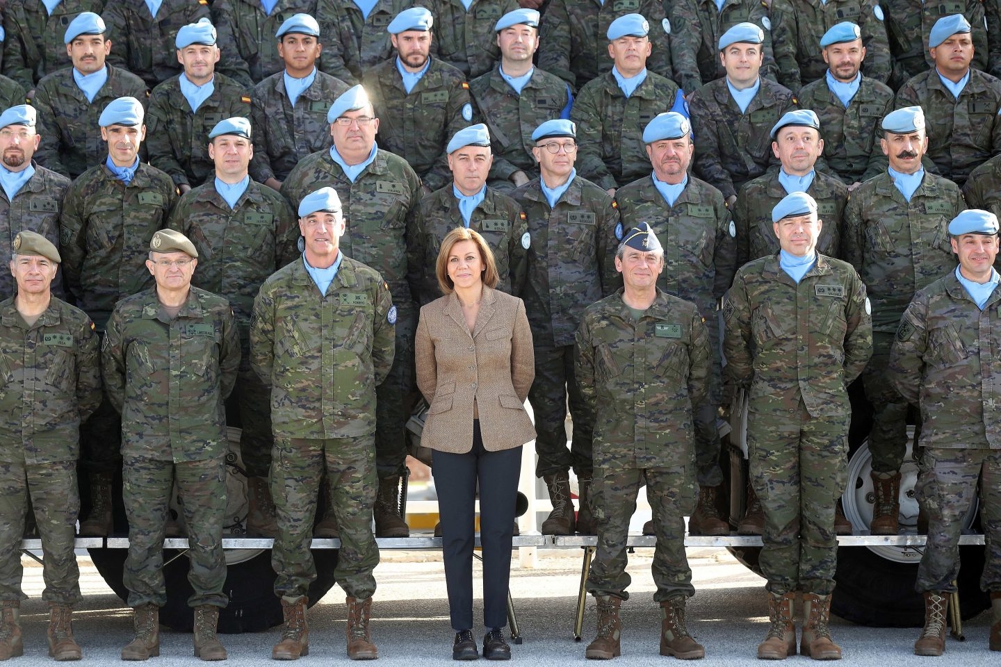 La ministra de Defensa, María Dolores de Cospedal, con las tropas en la base de Marjayoun (Líbano).