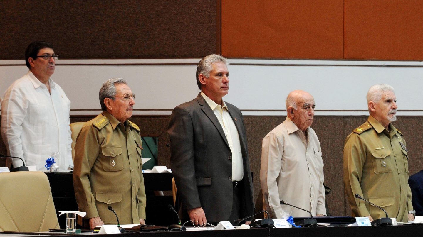 El presidente de Cuba, Raúl Castro, segundo por la izda. en la Asamblea Nacional del Poder Popular.