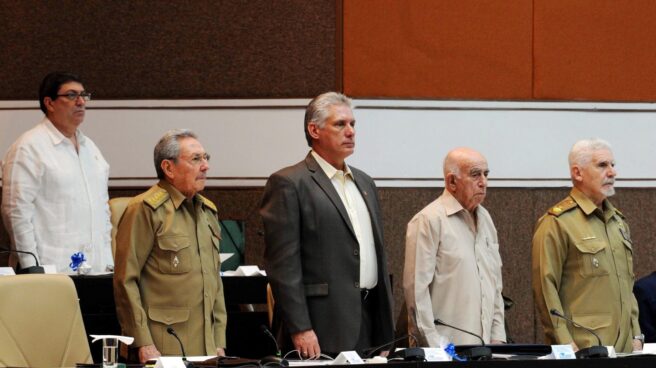 El presidente de Cuba, Raúl Castro, segundo por la izda. en la Asamblea Nacional del Poder Popular.