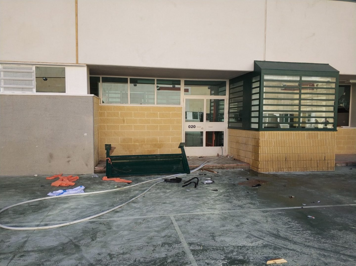 Desperfectos en el patio del centro penitenciario de Archidona (Málaga), utilizado como 'CIE' provisional a finales de año.