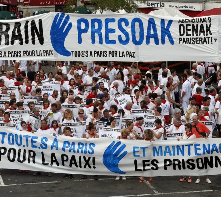 ETA y su entorno 'convencen' a París por sus presos