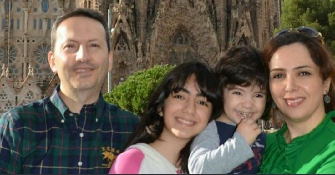 El médico iraní residente en Suecia Ahmadreza Djalali junto a su familia.