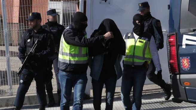 Efectivos de la Policía Nacional detienen a un presunto integrante de DAESH en Madrid. Archivo (EFE)