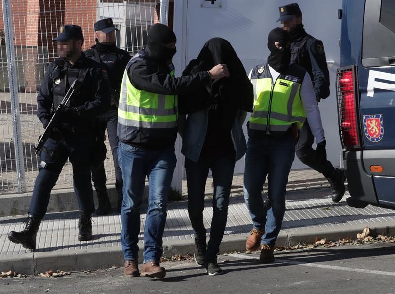 Efectivos de la Policía Nacional detienen a un presunto integrante de DAESH en Madrid. Archivo (EFE)
