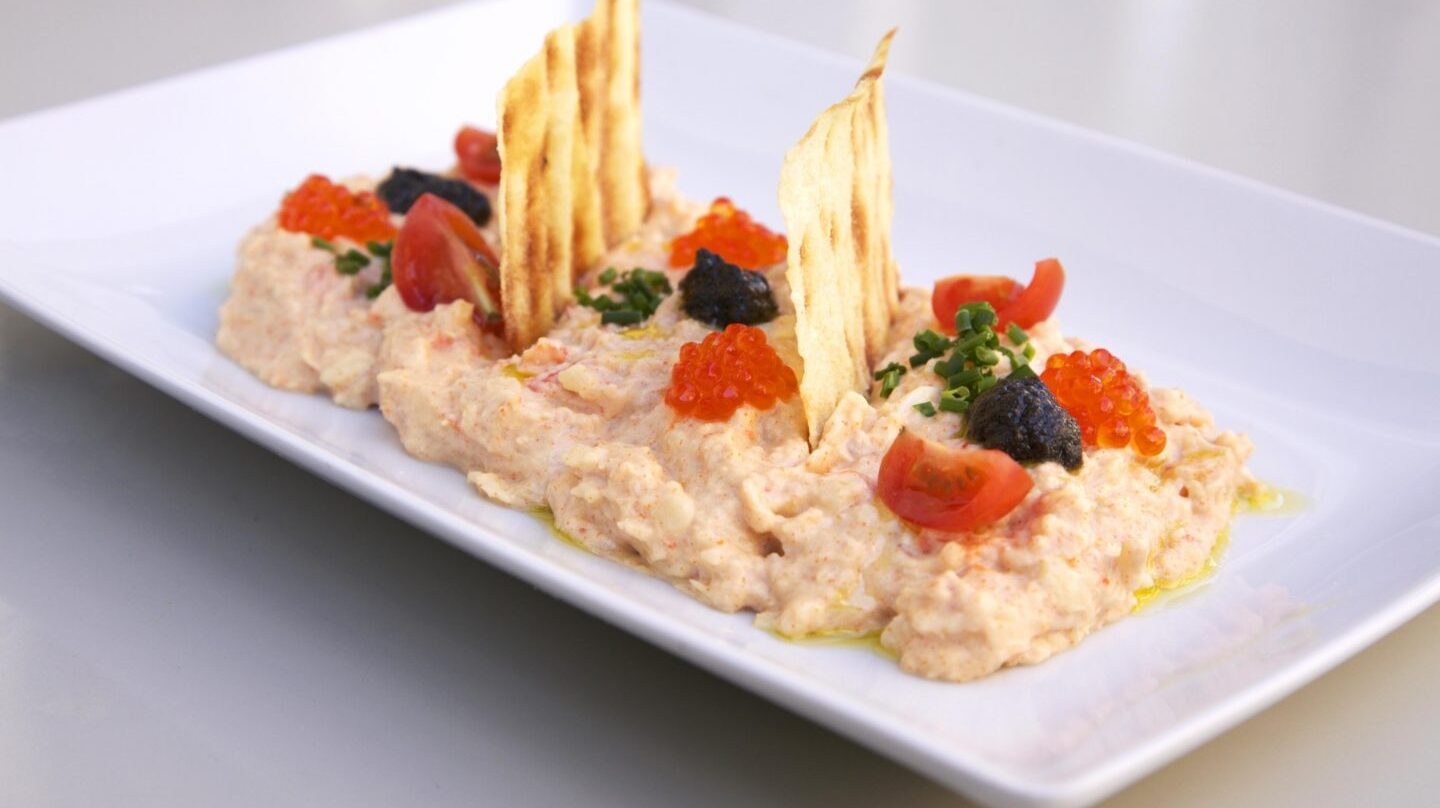 Ensaladilla de txangurro con huevas de trucha.