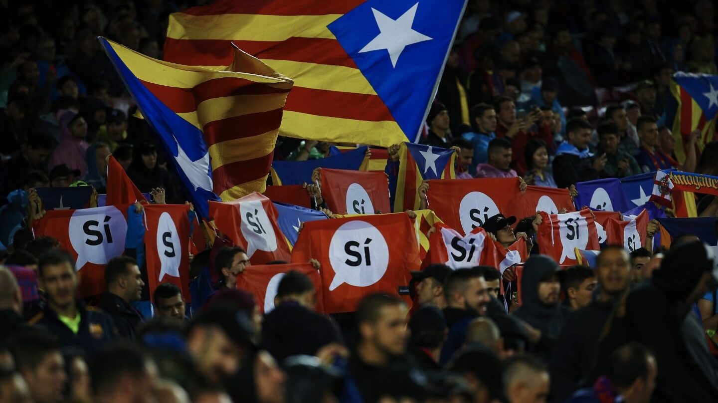 Estelada en el Camp Nou, durante el Barcelona-Olympiakos de Champions League.