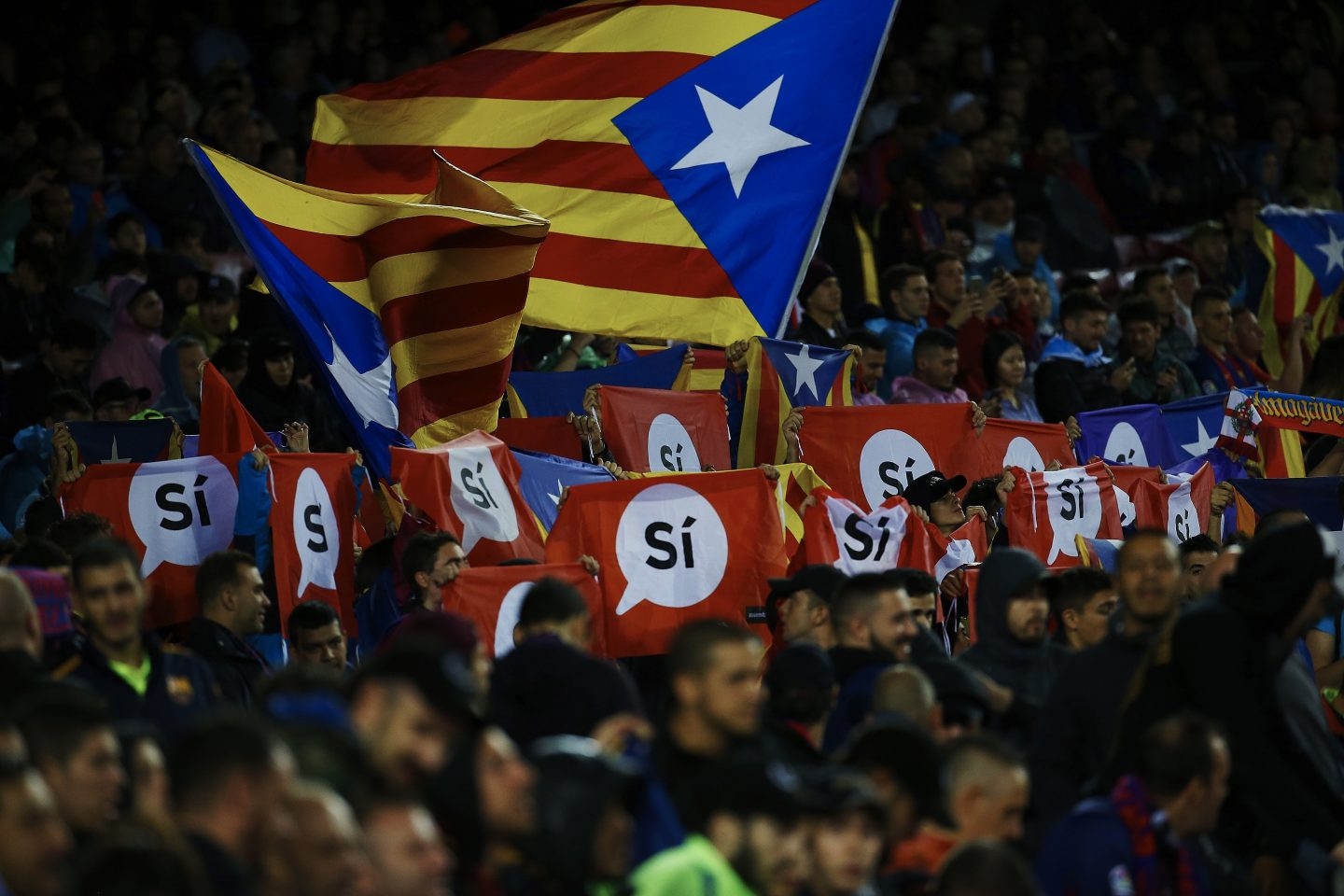 Estelada en el Camp Nou, durante el Barcelona-Olympiakos de Champions League.