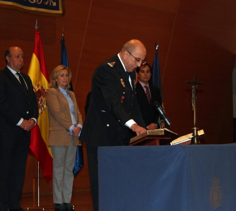 Zoido premia al ex 'número 2' de la Policía con una medalla que eleva su pensión un 15%