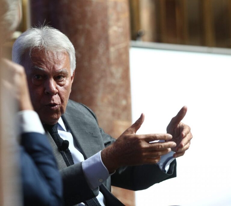 Felipe González: "¿Podríamos proponer que un elefante fuese presidente? No lo prohíbe el reglamento"