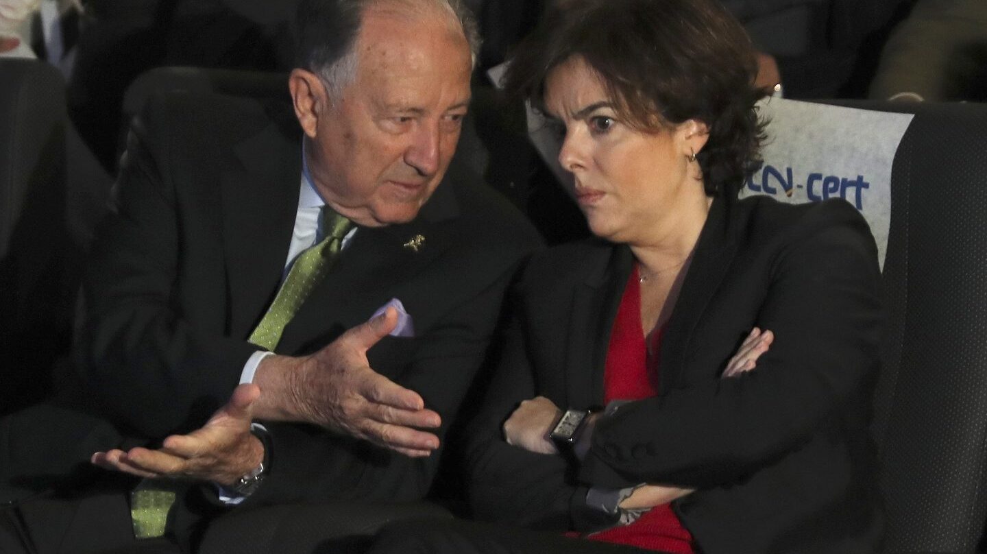 Félix Sanz Roldán conversa con Soraya Sáenz de Santamaría.