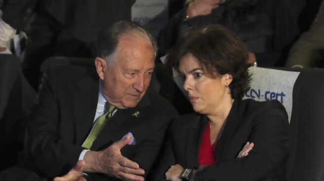 Félix Sanz Roldán conversa con Soraya Sáenz de Santamaría. Félix Sanz Roldán conversa con Soraya Sáenz de Santamaría.