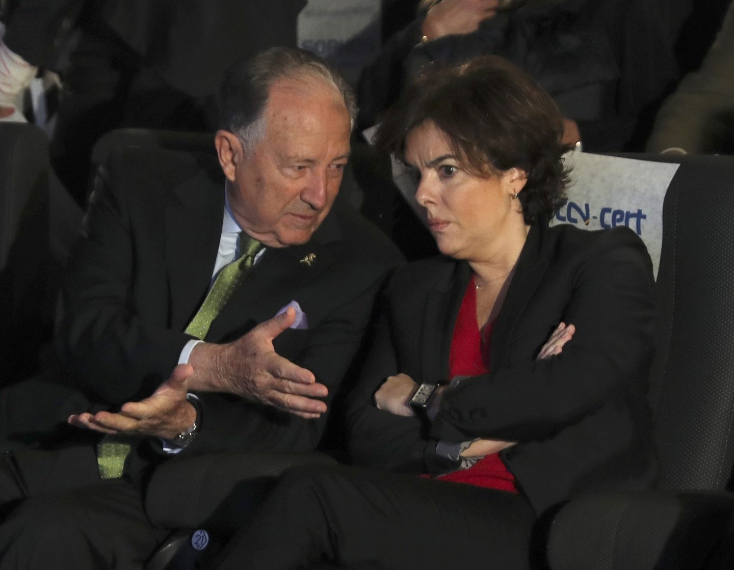 Félix Sanz Roldán conversa con Soraya Sáenz de Santamaría.