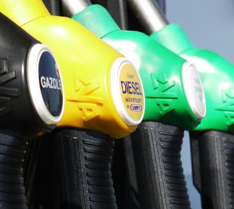 Los carburantes se sitúan por debajo de los precios anteriores a la bonificación y aviva el debate de su extensión