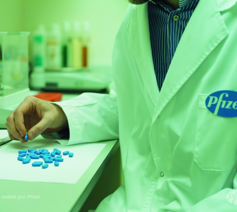 Los humos de la fábrica de viagra no causan erecciones a los hombres del pueblo