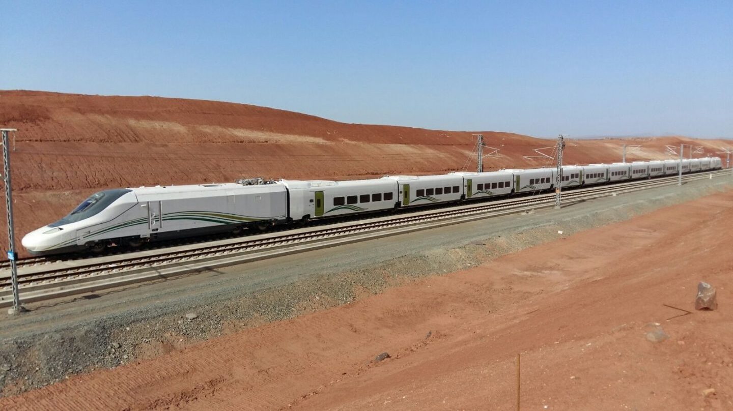 Un tren de alta velocidad recorre el desierto en Arabia Saudí.