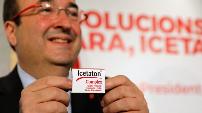 Miquel Iceta presenta las pastillas Icetaton en un acto electoral en Barcelona.