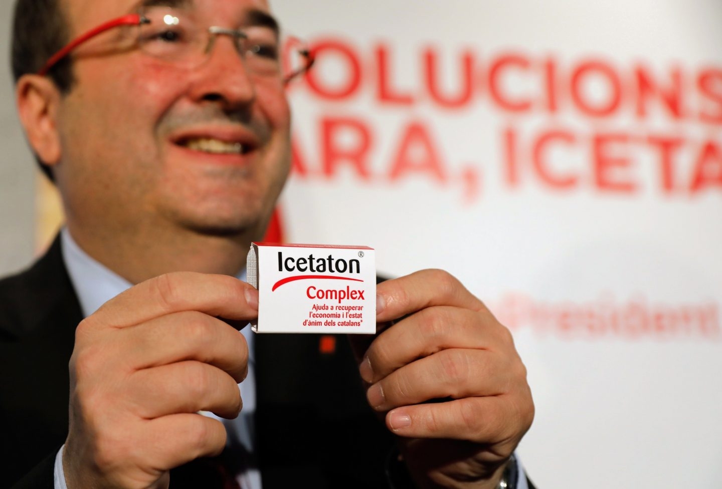 Miquel Iceta presenta las pastillas Icetaton en un acto electoral en Barcelona.