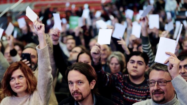 Pablo Iglesias, junto a Xavier Domènech y Elisenda Alamany, en Sant Adriá.