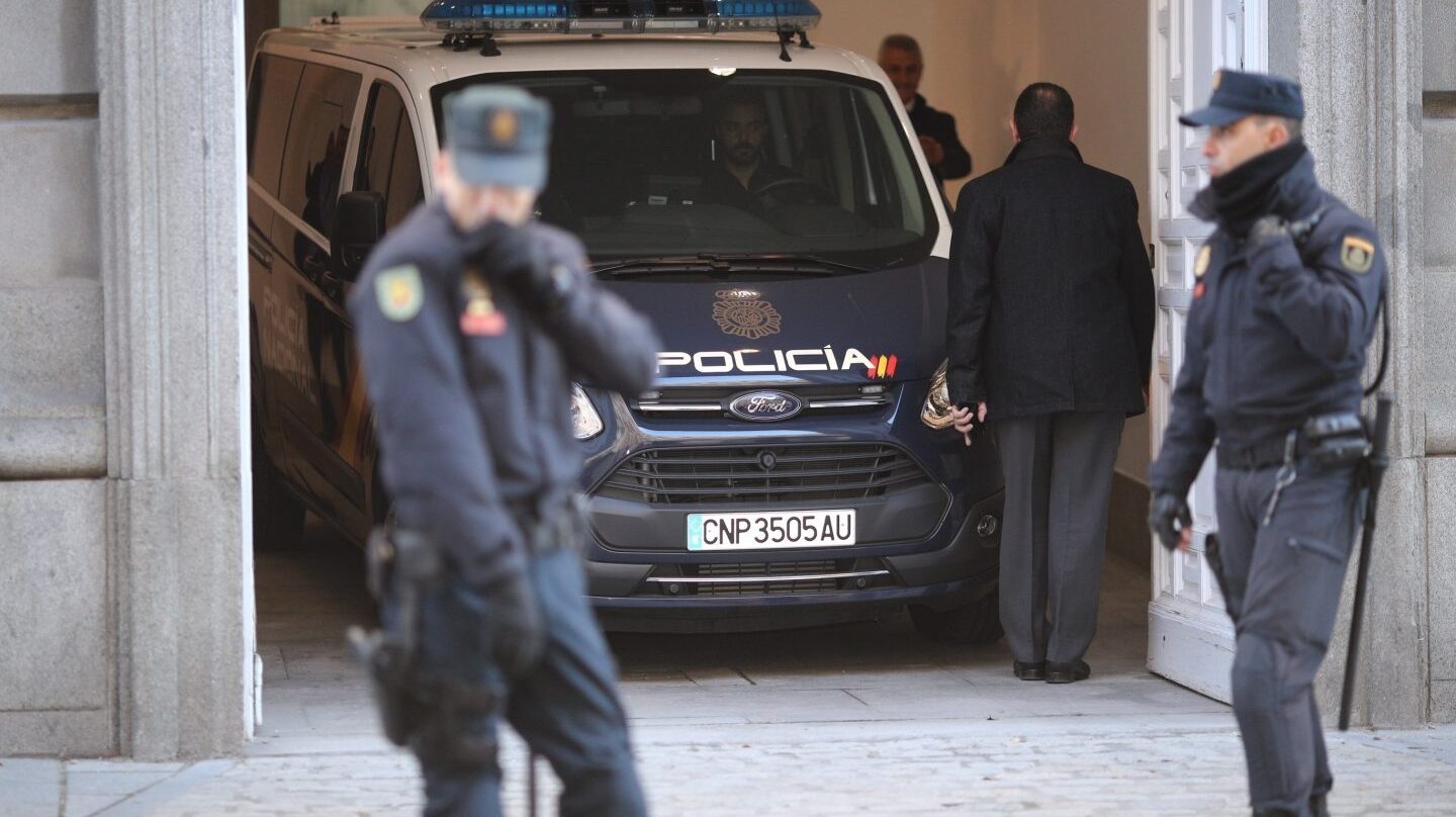 Uno de los furgones policiales que trasladaron a los investigados, llegando este viernes al Tribunal Supremo.