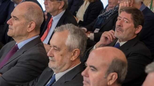 Las defensas ven opciones de que el TS revoque la malversación: "La sentencia la mide al peso" Manuel Chaves, José Antonio Griñán, Gaspar Zarrías y Javier Guerrero, en una de las seisiones del juicio.