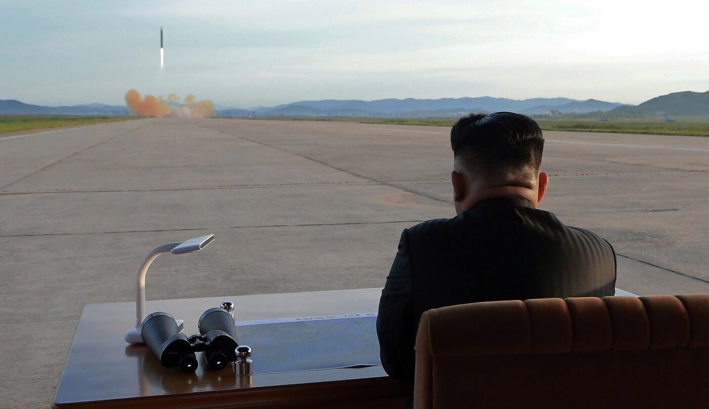 Kim Jong-un observa un ensayo con misiles en 2017.