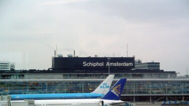 La Policía desaloja el aeropuerto de Amsterdam tras disparar a un hombre armado con un cuchillo