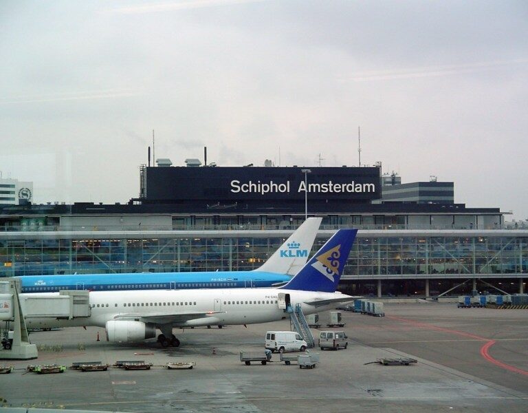 La Policía desaloja el aeropuerto de Amsterdam tras disparar a un hombre armado con un cuchillo