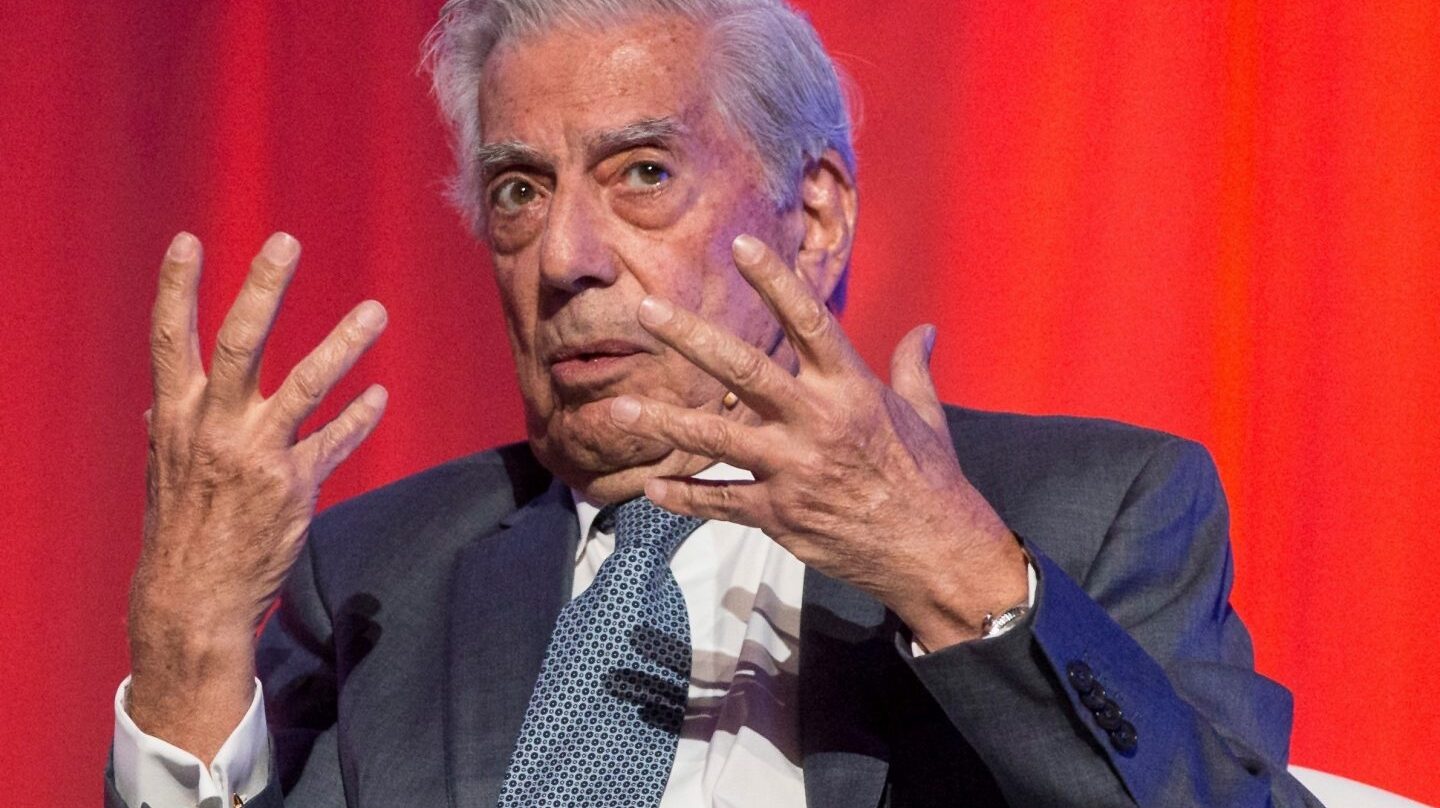 El Premio Nobel de Literatura, Mario Vargas Llosa, durante su participación en un coloquio celebrado hoy en el Teatro Goya de Barcelona, en el que han participado el líder de Ciudadanos, Albert Rivera, y la canditada de la formación naranja a la presidencia de la generalitat, Inés Arrimadas, entre otros.