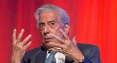 Vargas Llosa, escándalo con tres fracs