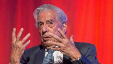 Vargas Llosa, escándalo con tres fracs
