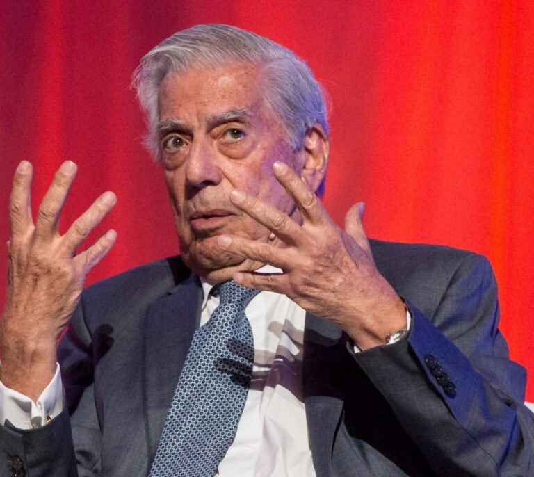 Vargas Llosa cancela su asistencia a un acto por prescripción médica