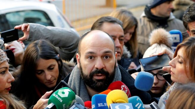 El portavoz de Òmnium Cultural, Marcel Mauri, a las puertas del Tribunal Supremo. El portavoz de Òmnium Cultural, Marcel Mauri, a las puertas del Tribunal Supremo.