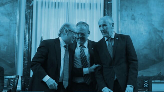 El ministro de Hacienda, Cristobal Montoro, junto al consejero de Economía y Hacienda del País Vasco, Pedro Azpiazu, y el portavoz del Gobierno vasco, Josu Erkoreka.