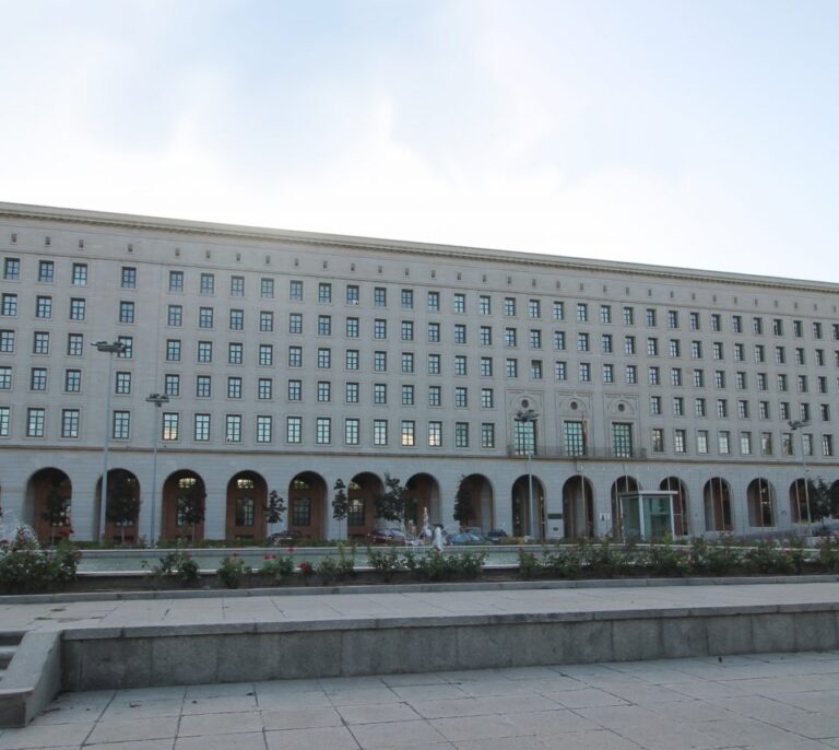 La factura de los trienios acumulados en los Ministerios: 1.000 millones al año