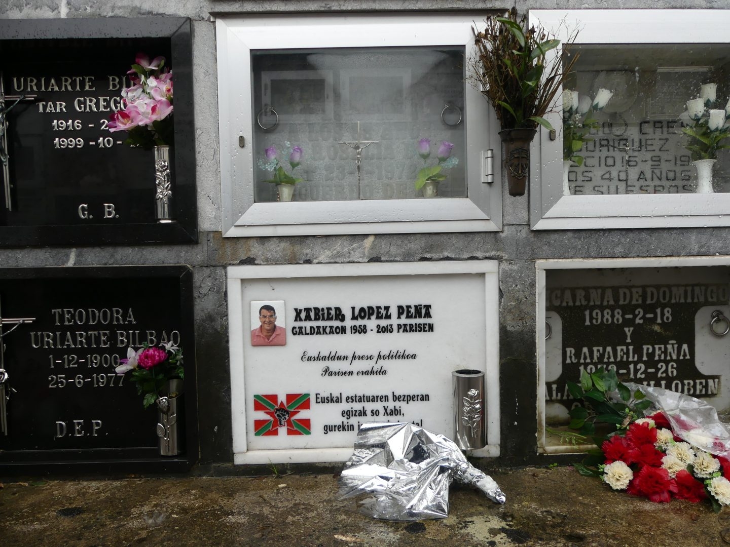 Imagen de la lápida del nicho en el que reposan los restos de Javier López Peña, 'Thierry', ex jefe militar de ETA.