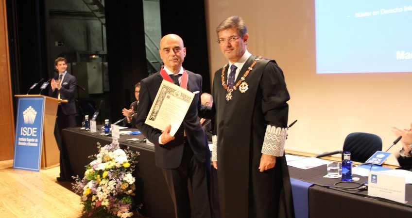 Alejandro Pintó y Rafael Catalá, en el acto de concesión de la medalla de San Raimundo de Peñafort.