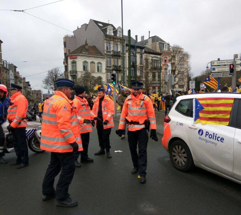 Indignación con la policía belga: cambios en las cifras y esteladas en los coches patrulla