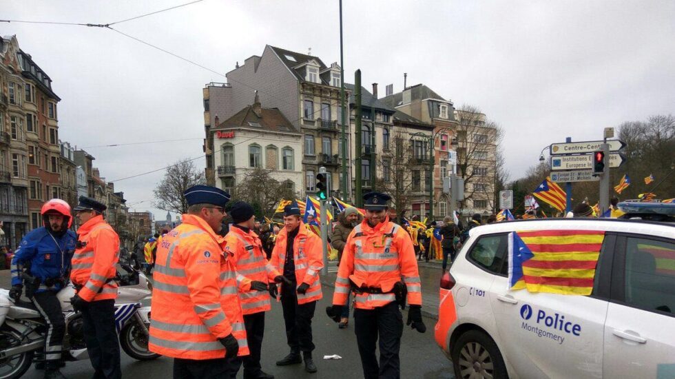Un coche patrulla de la policía belga, decorado con esteladas este jueves en Bruselas.