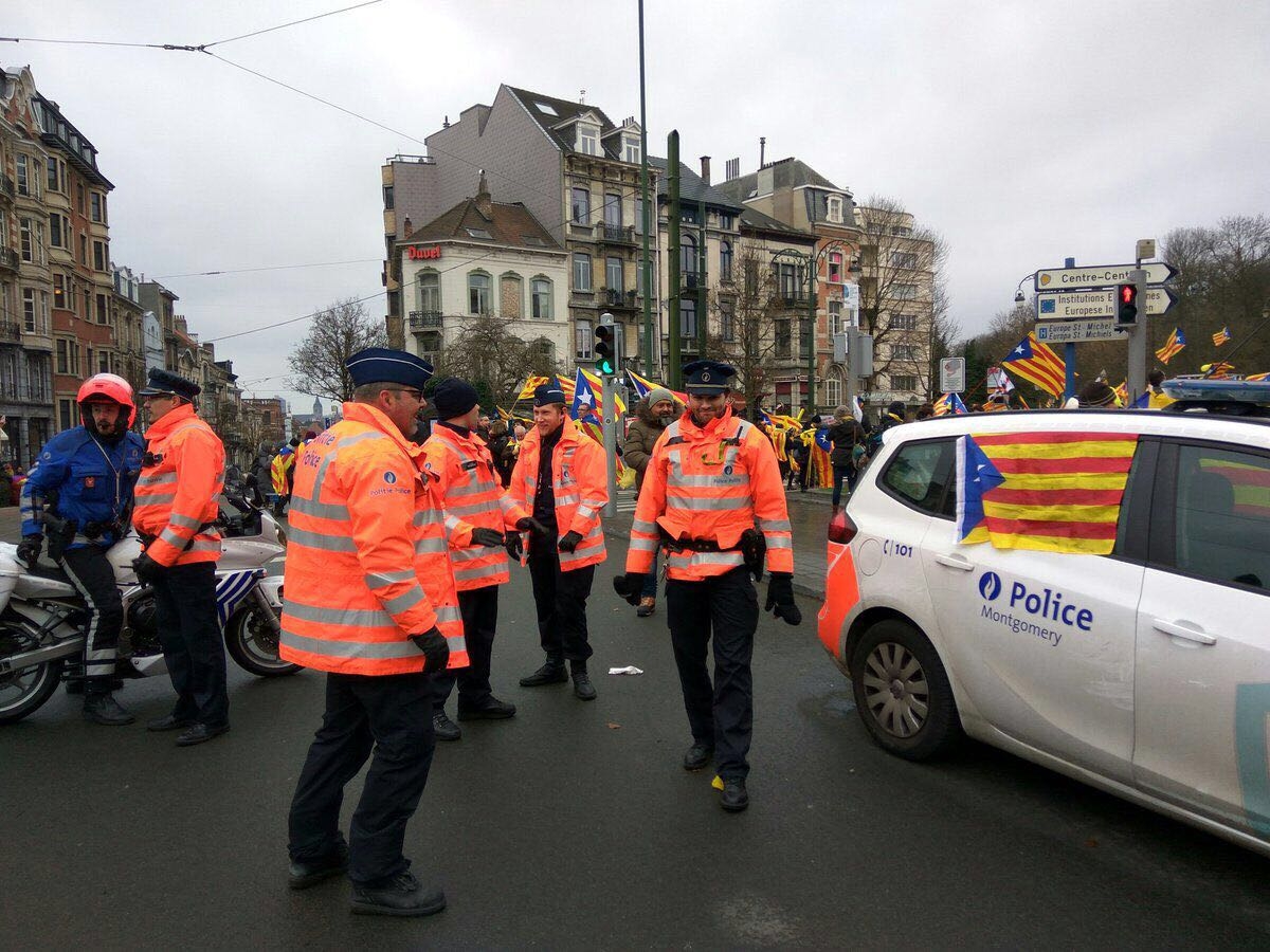 Un coche patrulla de la policía belga, decorado con esteladas este jueves en Bruselas.