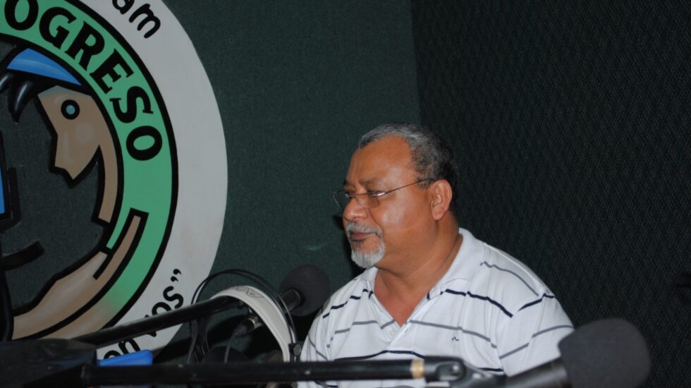 El padre Melo es el director de Radio Progreso en Honduras.