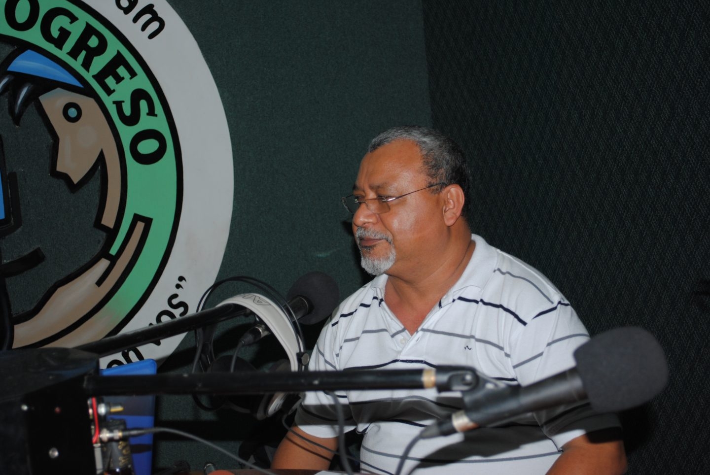 El padre Melo es el director de Radio Progreso en Honduras.