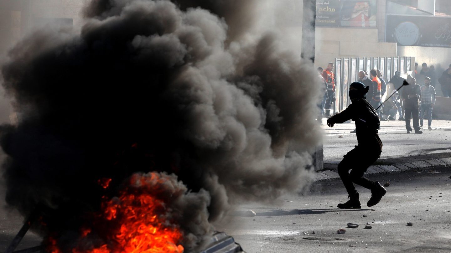 Palestinos se enfrentran a las tropas israelíes en el Día de la Ira.